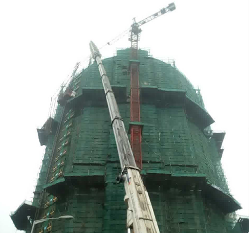 华容吊车在工地上作业